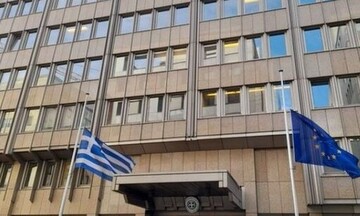   Μεσίστιες οι σημαίες στην Μόνιμη Αντιπροσωπεία της Ελλάδας στην ΕΕ στη μνήμη του Ντ. Σασόλι