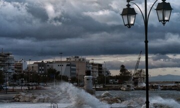 Δεμένα εξακολουθούν να παραμένουν αρκετά πλοία σε Πειραιά, Ραφήνα, Λαύριο λόγω ισχυρών ανέμων