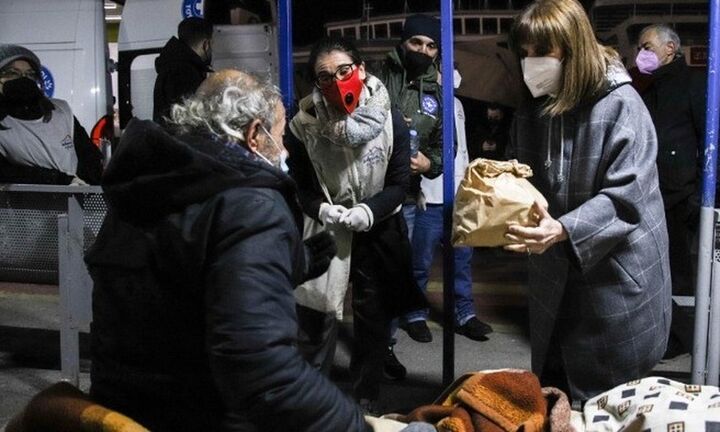 Η ΠτΔ μοίρασε φαγητό σε άστεγους στο λιμάνι του Πειραιά