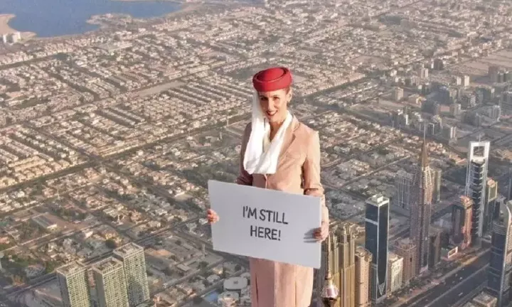 Τι ζητά μια αεροσυνοδός στην κορυφή του Μπουρτζ Χαλίφα, του υψηλότερου κτιρίου του κόσμου; (vid)