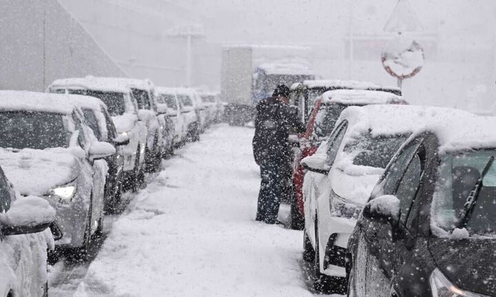 Διακοπή της κυκλοφορίας στη λεωφόρο Ελ.Βενιζέλου, στην Ηλιούπολη, λόγω της χιονόπτωσης