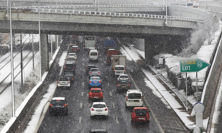 Αποζημίωση 2.000 ευρώ από την Αττική Οδό για κάθε εγκλωβισμένο όχημα