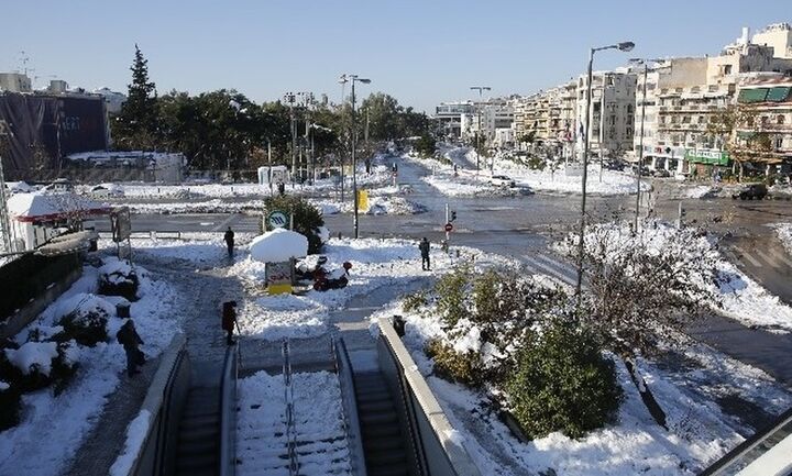Οχήματα της Πολιτικής Προστασίας στην Παλλήνη για τη μεταφορά οδηγών στην Αττική Οδό