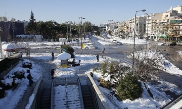 Οχήματα της Πολιτικής Προστασίας στην Παλλήνη για τη μεταφορά οδηγών στην Αττική Οδό