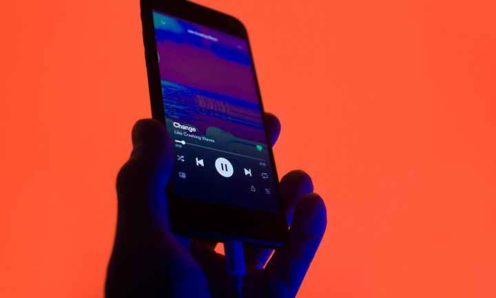 Οργή κατά του Spotify για την προώθηση αντιεμβολιαστών