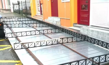 Κακοκαιρία: Κατέρρευσε στέγαστρο στην Καλαμάτα με δύο γυναίκες τραυματίες
