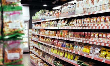 Τα γυρίζει τώρα ο Σταϊκούρας - Δεν αποκλείει μείωση ΦΠΑ στα τρόφιμα