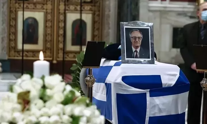 Το «ύστατο χαίρε» στον Χρ. Σαρτζετάκη - Σύσσωμη η πολιτική ηγεσία στην κηδεία του πρώην ΠτΔ