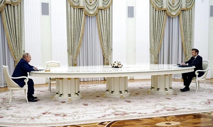 Το παρασκήνιο της συνάντησης Πούτιν-Μακρόν και... το τραπέζι μήκους 5 μέτρων