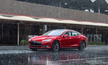 Η βροχή βραχυκύκλωσε Tesla - Το ποσό «μαμούθ» που ζητά η εταιρεία για την αλλαγή της μπαταρίας