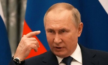 Ουκρανικό- Η Ρωσία αποσύρει στρατεύματα και ο Πούτιν "τρολάρει": «Τι ώρα είπαμε θα γίνει η εισβολή;»