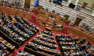 Βουλή: Υψηλοί τόνοι στη συζήτηση του ν/σχ για τον ΕΦΚΑ - Το βράδυ η ονομαστική ψηφοφορία