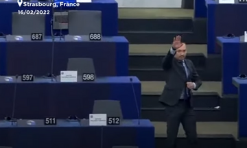 Οργή για τη ναζιστική χειρονομία μέσα στο Ευρωκοινοβούλιο