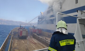 Euroferry Olympia: Διασώστες της ΕΜΑΚ σπεύδουν στο φλεγόμενο πλοίο - Συγκλονιστικές εικόνες (vid)