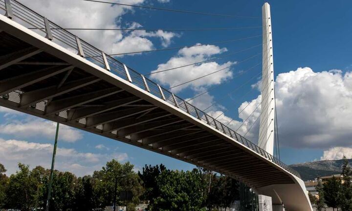 Στην κυκλοφορία η νέα πεζογέφυρα στην Αγία Παρασκευή, επί της Λ. Μεσογείων