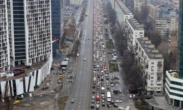 Κάτοικοι του Κιέβου σχηματίζουν ουρές έξω από τα καταστήματα για να προμηθευτούν εφόδια