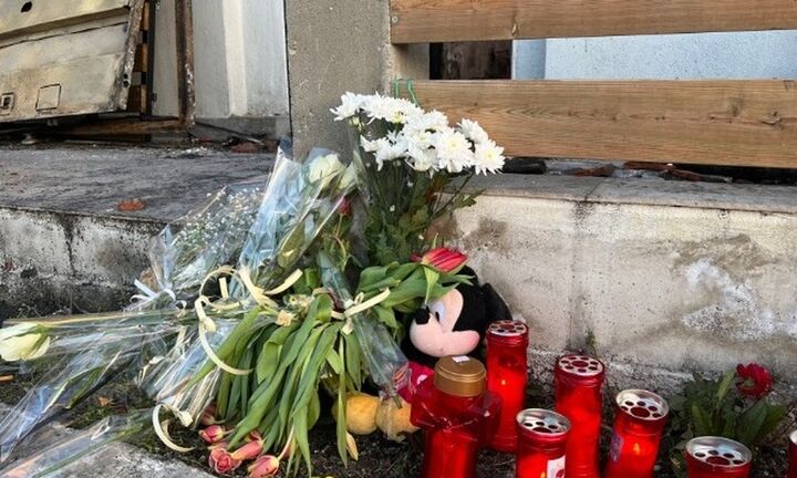 Λουλούδια έξω από το σπίτι όπου βρήκαν τραγικό θάνατο η μητέρα με τα δυο της παιδιά