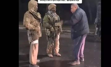 Viral το βίντεο με τον παππού που τα «ψάλλει» σε Ρώσους στρατιώτες στη Μελιτόπολη