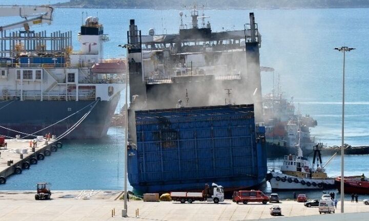 Συνεχίζεται η επιχείρηση κατάσβεσης της φωτιάς στο πλοίο Euroferry Olympia