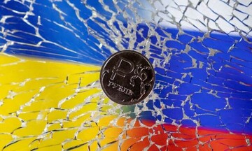 Εισβολή στην Ουκρανία - Ομοβροντία κυρώσεων πλήττει τη ρωσική οικονομία