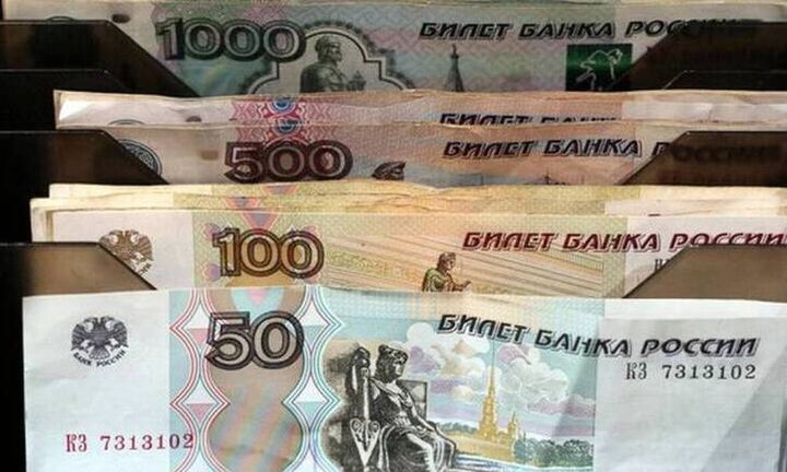 Σε χαμηλό ρεκόρ υποχώρησε το ρούβλι μετά την υποβάθμιση της από Fitch και Moody's