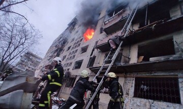 Τουλάχιστον ένας νεκρός και 12 τραυματίες από τον βομβαρδισμό κτιρίου κατοικιών στο Κίεβο