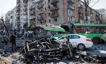 Η συγκλονιστική στιγμή όπου πύραυλος έπεσε σε τραμ στο Κίεβο - Ένας νεκρός (vid)