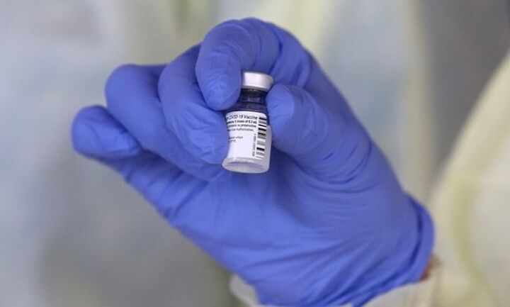Η Pfizer και BioNTech υπέβαλαν αίτηση στον FDA για τη χορήγηση 4ης δόσης στους άνω των 65 ετών