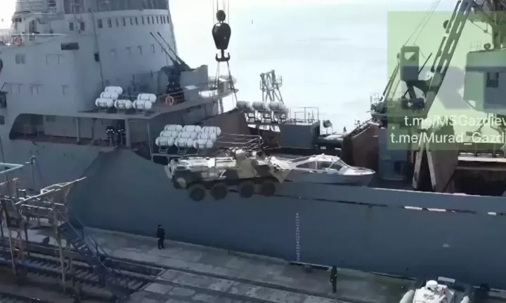 Ουκρανία: Ρωσικό πλοίο «έδεσε» σε κατεχόμενο λιμάνι και ξεφορτώνει άρματα μάχης και πολεμοφόδια