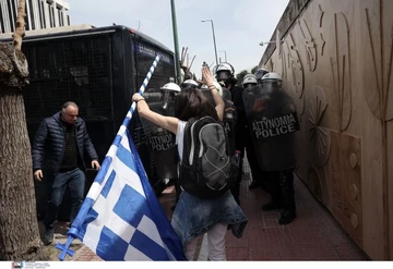 Ένταση και χρήση χημικών έξω από τη Βουλή στην πορεία των υγειονομικών