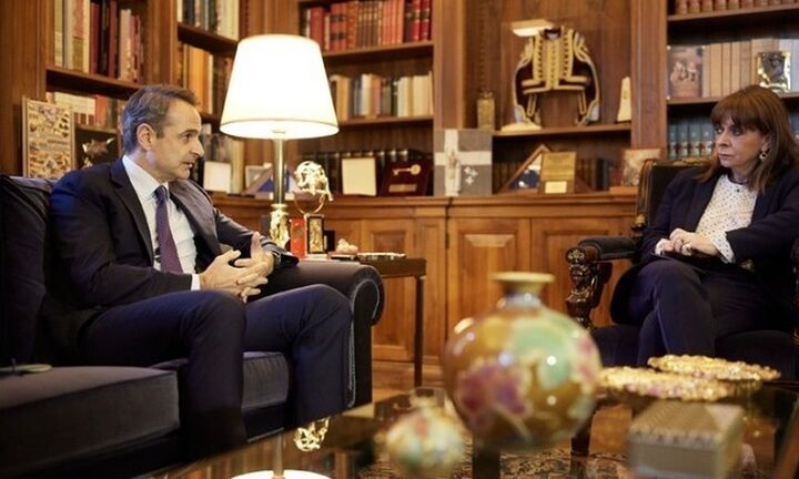 Με την ΠτΔ θα συναντηθεί στις 12:00 ο πρωθυπουργός στο Προεδρικό Μέγαρο