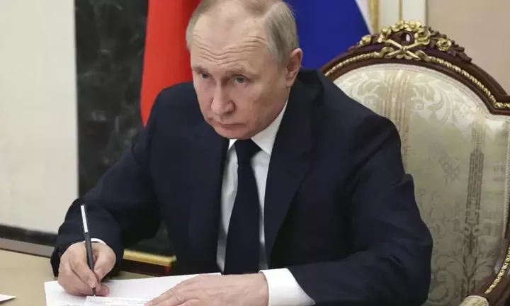 Ο Πούτιν απαντά στις κυρώσεις με περιορισμούς στις εκδόσεις βίζα στους πολίτες από «εχθρικές χώρες»