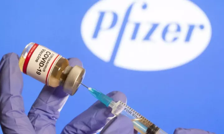 Η 4η δόση Pfizer/BioNTech προστατεύει περισσότερο τους άνω των 60 από την «Όμικρον»