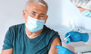 Εμβολιασμοί: Ανοίγει αύριο η πλατφόρμα για την 4η δόση για τους 70-79 ετών 