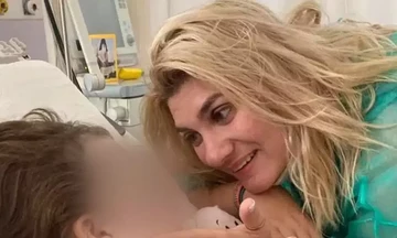 Daily Mail για Ρ. Πισπιρίγκου: Μάνα χαμογελάει στο παιδί της πριν του δώσει μοιραία δόση κεταμίνης