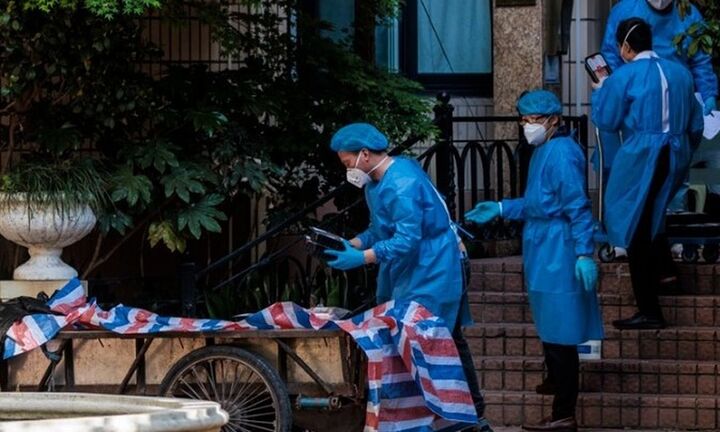 Οι αρχές της Σανγκάης μετατρέπουν κτίρια κατοικιών σε κέντρα καραντίνας