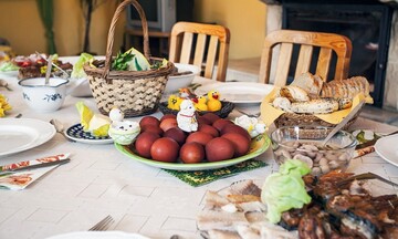 ΕΟΔΥ για το Πασχαλινό τραπέζι: Πως θα καταναλώσετε με ασφάλεια κρέας και αυγά