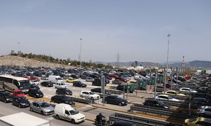 Αυξημένη η κίνηση στο εθνικό οδικό δίκτυο - Ανάσχεση στα διόδια Ελευσίνας