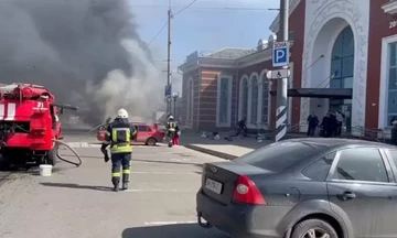 Πόλεμος στην Ουκρανία: Βομβαρδισμοί σε πέντε σιδηροδρομικούς σταθμούς - Αναφορές για θύματα