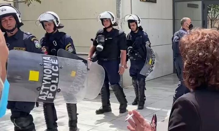 Δίκη Ζακ Κωστόπουλου: Ένοχοι κοσμηματοπώλης και μεσίτης, αθώοι οι αστυνομικοί - Ενταση στην αίθουσα