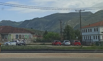 Ιωάννινα: Μητέρα αποπειράθηκε να αυτοκτονήσει στα ΚΕΠ μπροστά στα δύο παιδιά της  