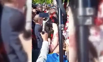 Πολωνία: Διαδηλωτές «έλουσαν» τον Ρώσο πρέσβη με κόκκινη μπογιά (vid)