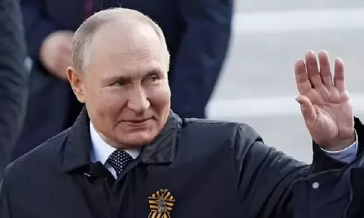 Φουντώνουν οι φήμες για την υγεία του Βλαντιμίρ Πούτιν - Εμφανίστηκε κουτσαίνοντας στην παρέλαση 