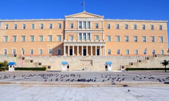  Βουλή: Ψηφίσθηκε το νομοσχέδιο «Γιατρός για όλους»