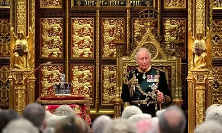 Βρετανία: Ιστορική στιγμή με τον Κάρολο να εκφωνεί την «Ομιλία της Βασίλισσας» στο κοινοβούλιο