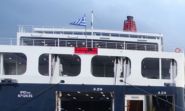 Kακοκαιρία: Αποκολλήθηκε το πλοίο «Νήσος Σάμος» που είχε επικαθήσει στο λιμάνι της Χίου