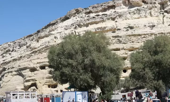 Τραγωδία στα Μάταλα: Τουρίστας έχασε τη ζωή του μετά από πτώση από σπηλιά