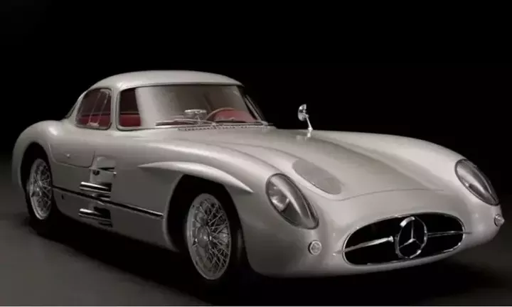 Παγκόσμιο ρεκόρ πώλησης αυτοκινήτου σε δημοπρασία - Πόσο πωλήθηκε σπάνια Mercedes του 1955 (vid)
