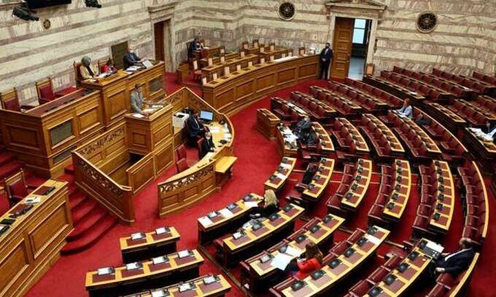 Στη Βουλή η τροπολογία για επιδότηση των λογαριασμών ρεύματος και φορολόγηση των ηλεκτροπαραγωγών