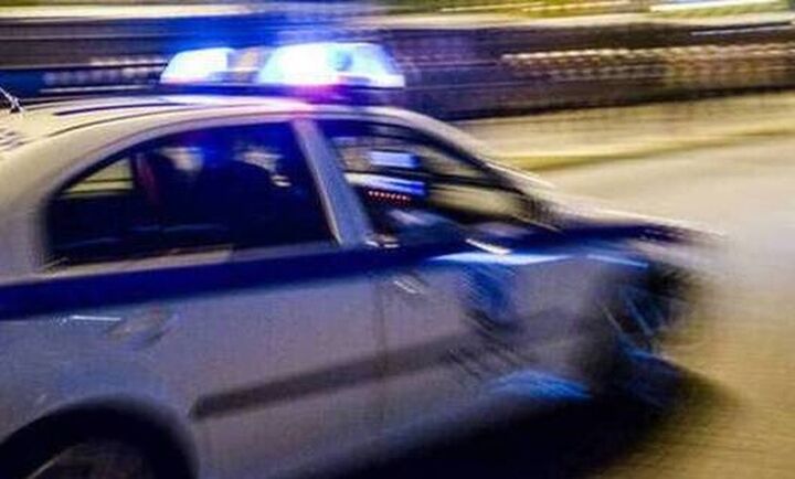 Συναγερμός στους Αγίους Αναργύρους: Άντρας απειλεί να πέσει από μπαλκόνι πολυκατοικίας